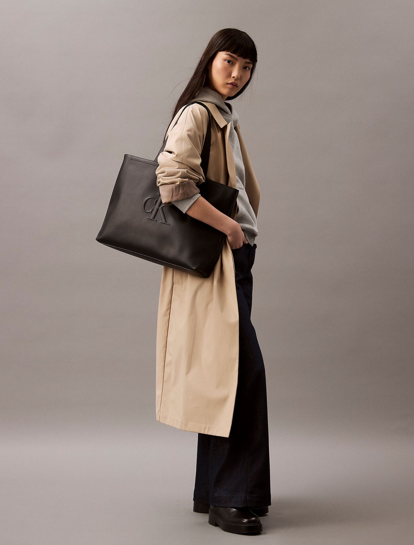 Sculpted Impression Slim Tote Bag (Black)
