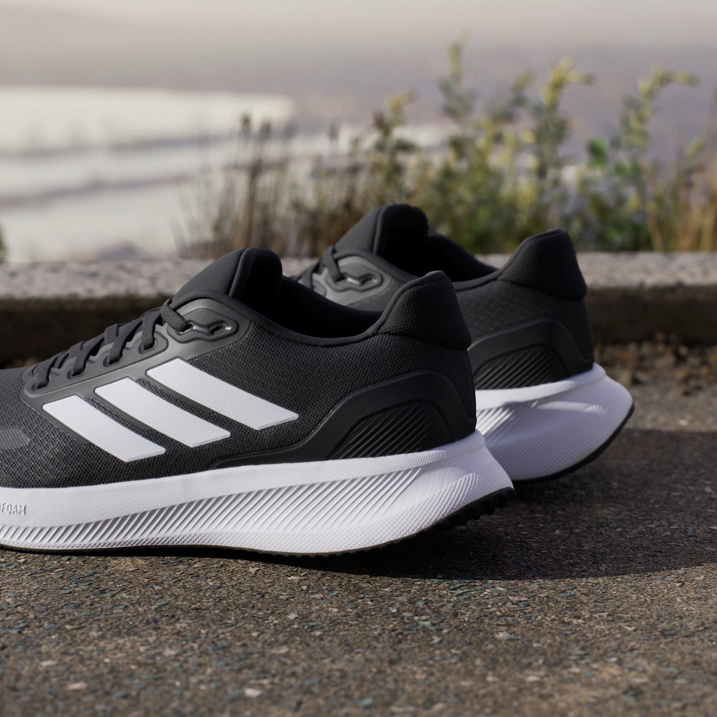 Runfalcon 5 Running Shoes (Black / White)