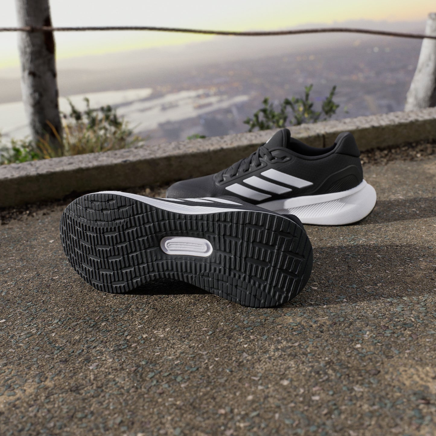 Runfalcon 5 Running Shoes (Black / White)