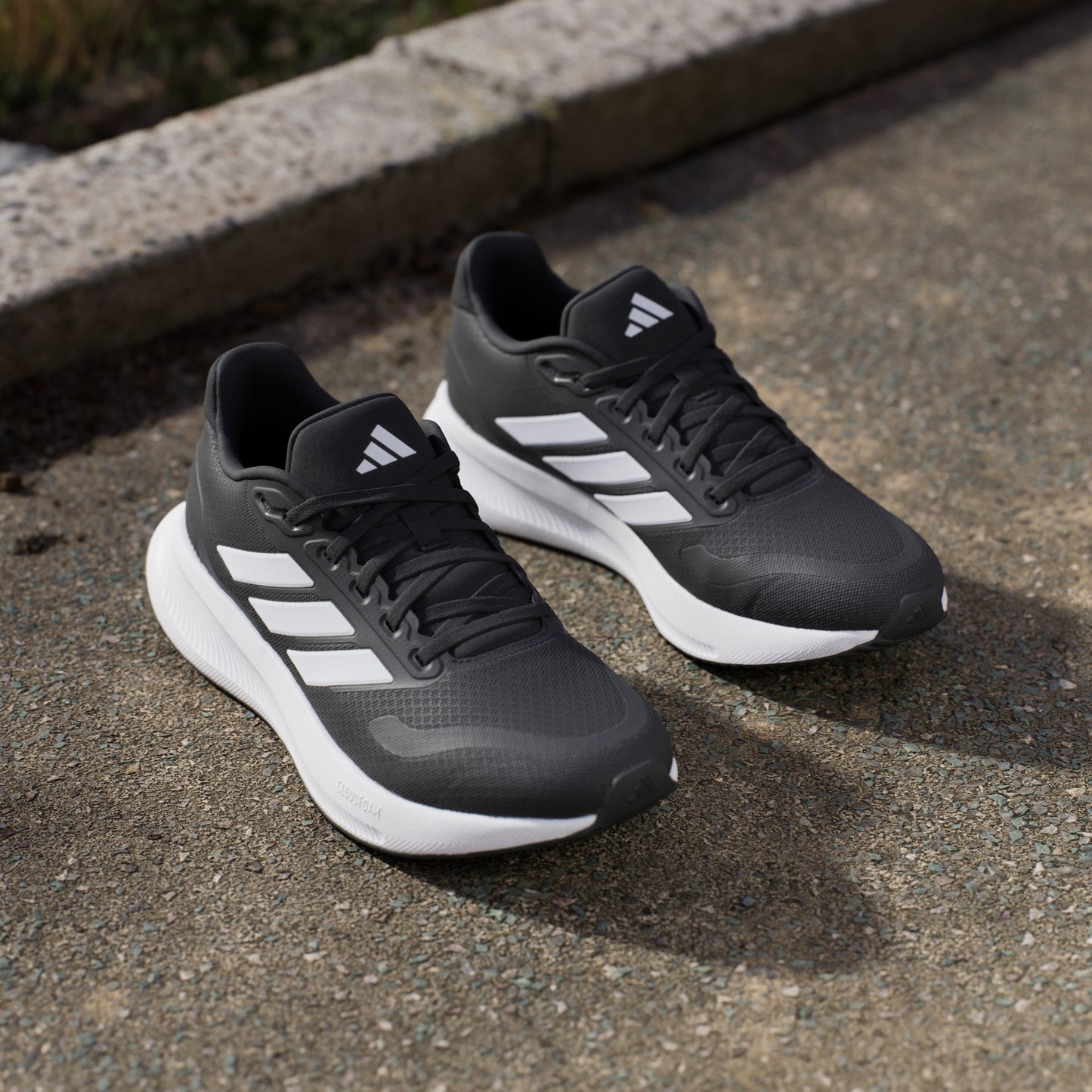 Runfalcon 5 Wide Running Shoes (Black / White)