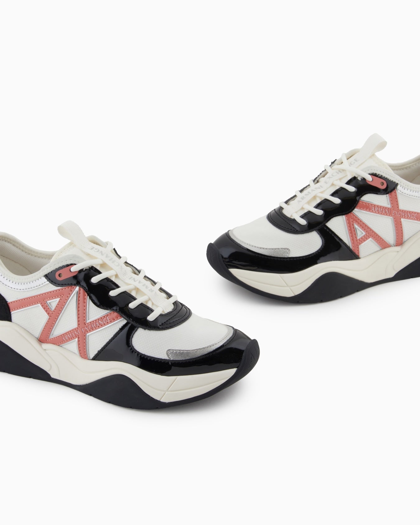 Sneakers in mesh with patent and microsuede details