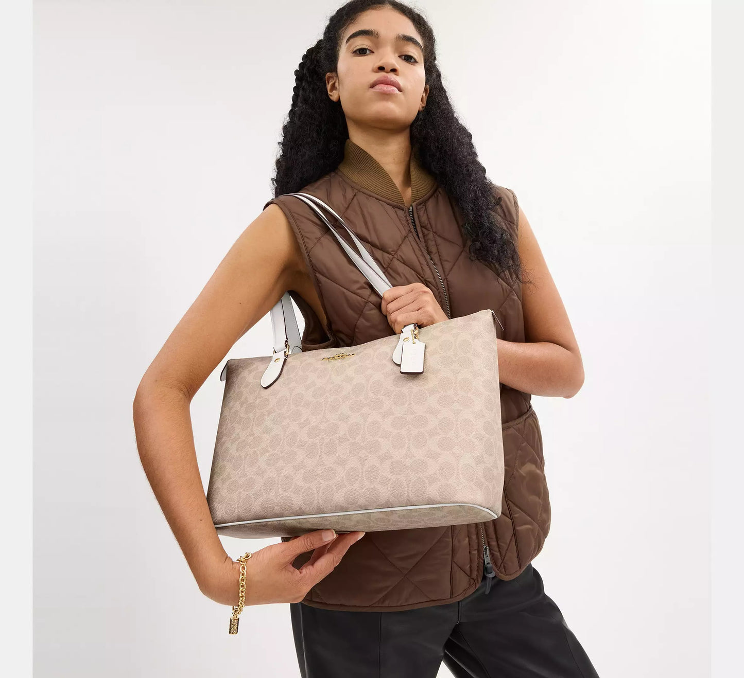 Gallery Tote Bag In Signature Canvas (Sand / Chalk)